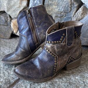 Circle G Distresses Ankle Star Studded Western Round Toe Booties Size 7